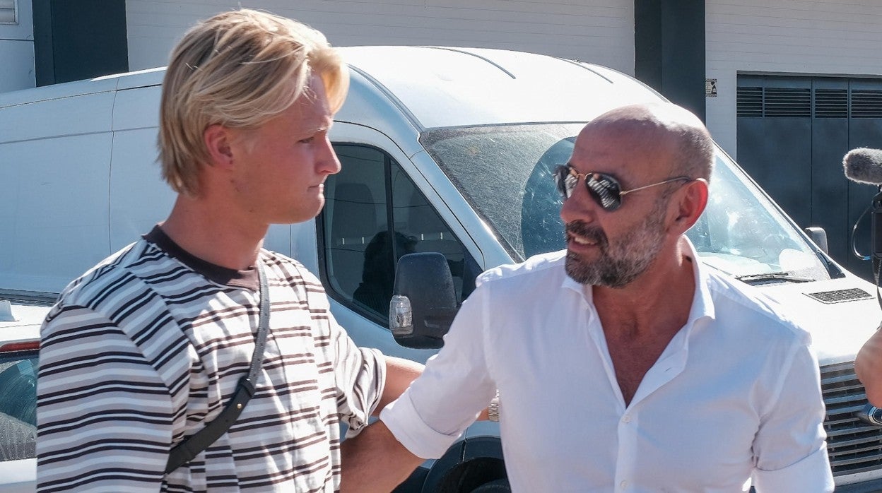 Kasper Dolberg y Monchi, en el aeropuerto de San Pablo