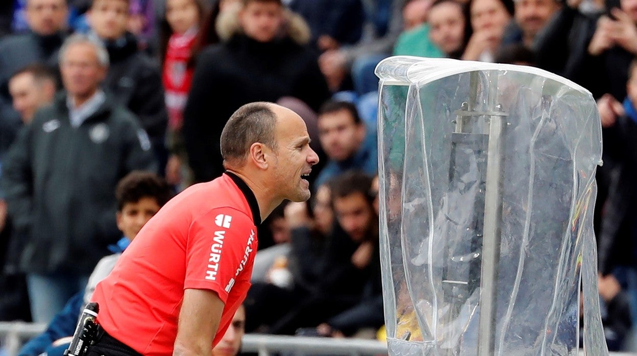 Mateu Lahoz revisa una jugada en el VAR