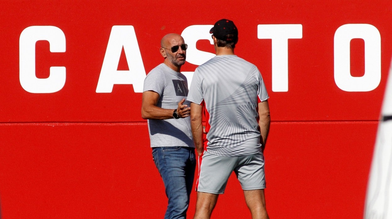 Monchi, charlando con Lopetegui antes de un entrenamiento del Sevilla FC