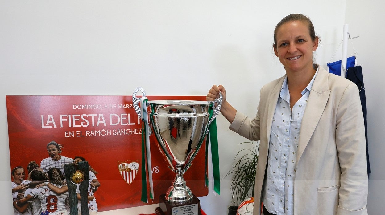 Amparo Gutiérrez junto a la Copa de Andalucía y el trofeo Draft a la Mejor Cantera
