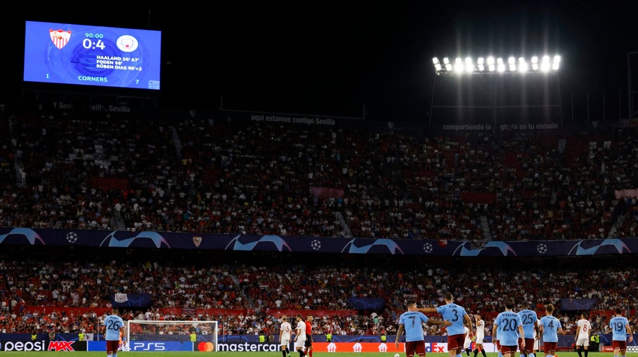 Los jugadores del City celebran el 0-4 ante el Sevilla FC en el Sánchez-Pizjuán