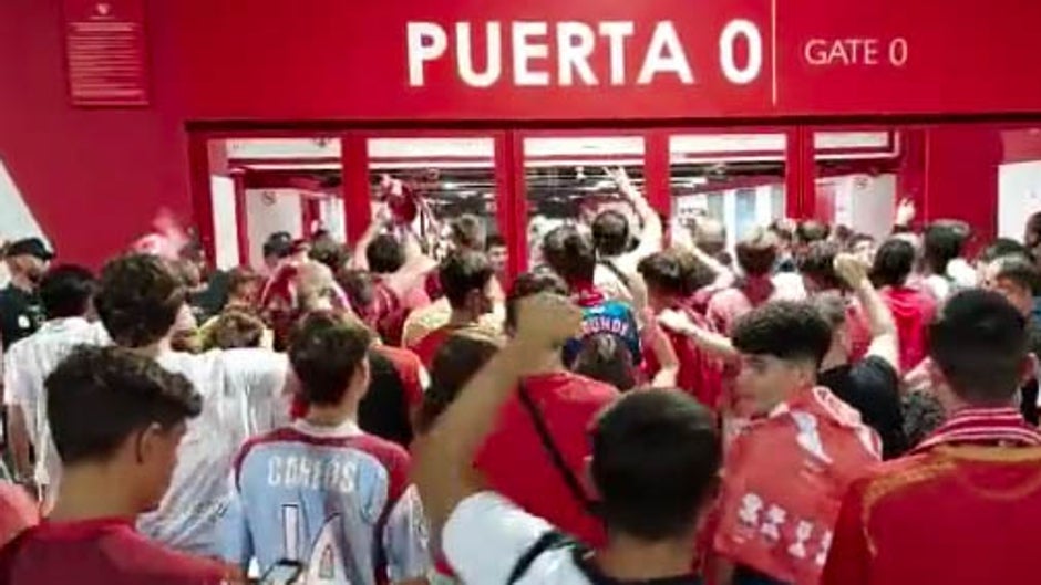 Aficionados protestan a las puertas del Sánchez-Pizjuán