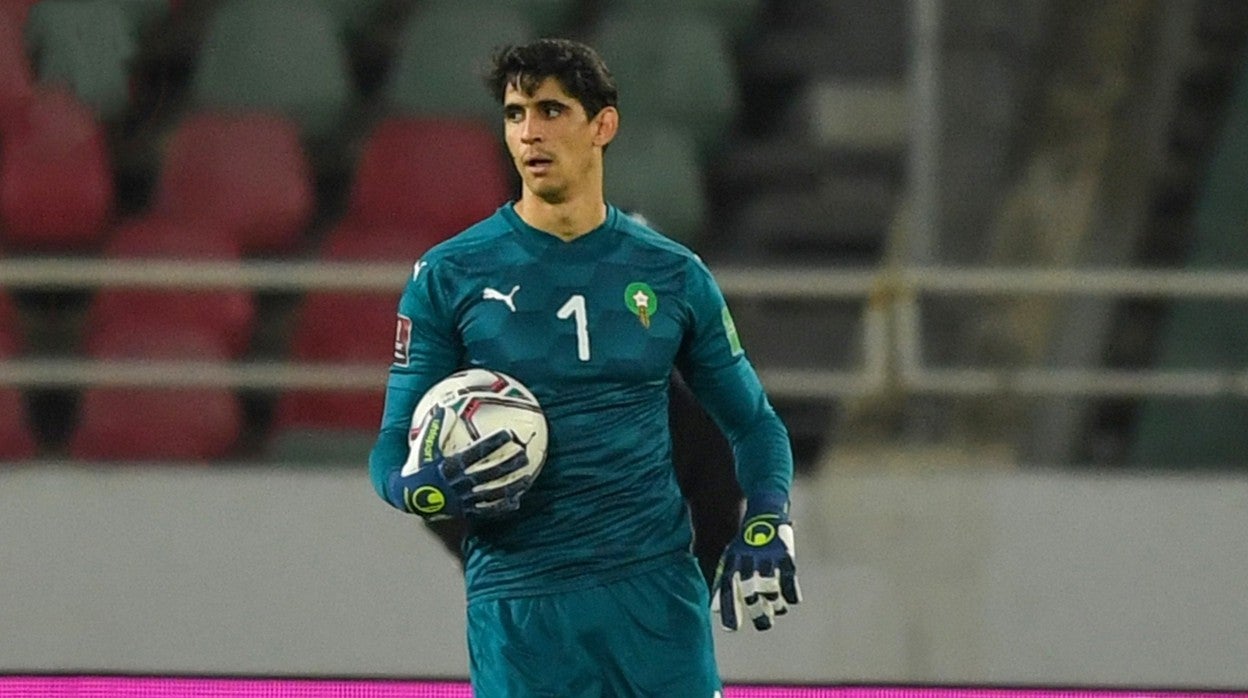 Yassine Bono, con un balón atrapado en un partido con la selección de Marruecos