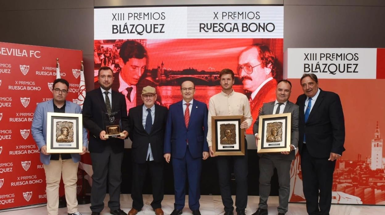 Los premiados en los Premios Blázquez y Ruesga Bono posan para los medios
