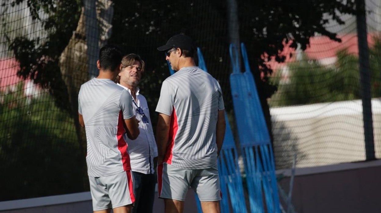 Agustín López y Julen Lopetegui dialogan en el entrenamiento de este jueves