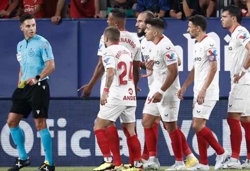 Los jugadores del Sevilla protestan a Del Cerro Grande durante el Osasuna - Sevilla