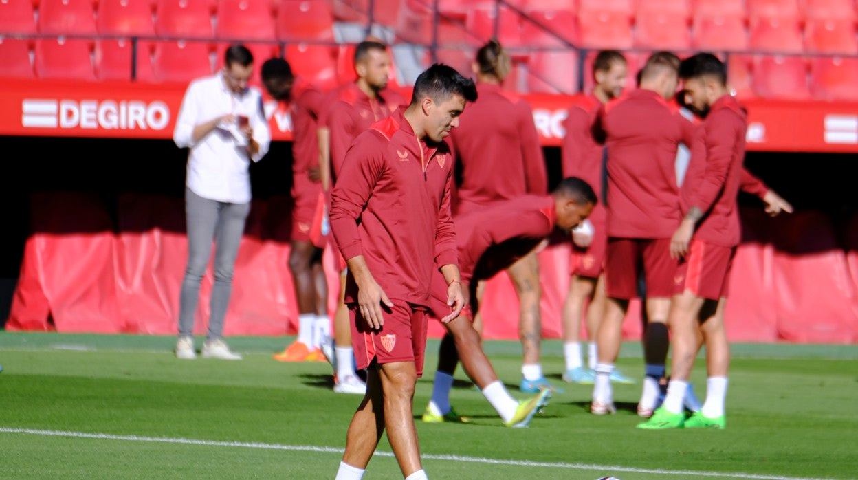 Acuña, en el inicio del entrenamiento del Sevilla este viernes