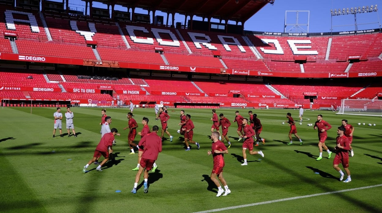 Los jugadores del Sevilla durante el entrenamiento de este viernes en el estadio Sánchez-Pizjuán