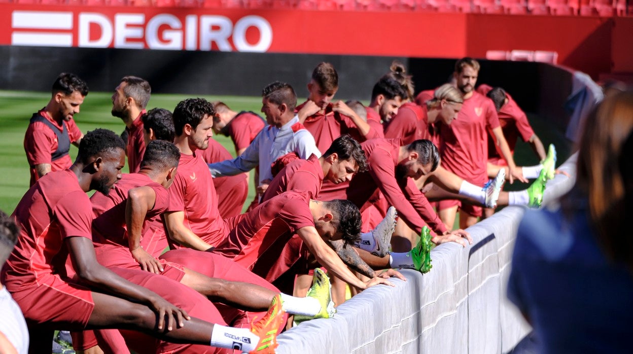 Los jugadores del Sevilla estiran durante el entrenamiento previo al partido contra el Atlético de Madrid