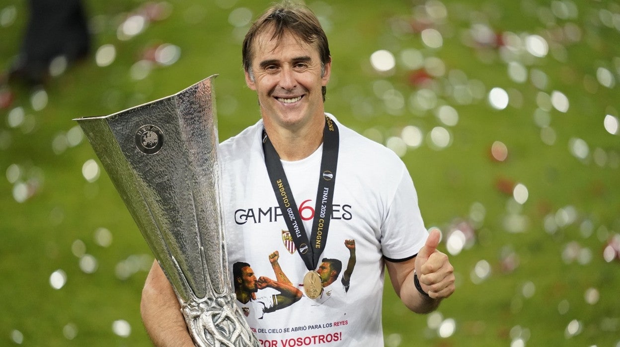 Julen Lopetegui posa con el trofeo de la Europa League conquistada por el Sevilla FC en junio de 2020