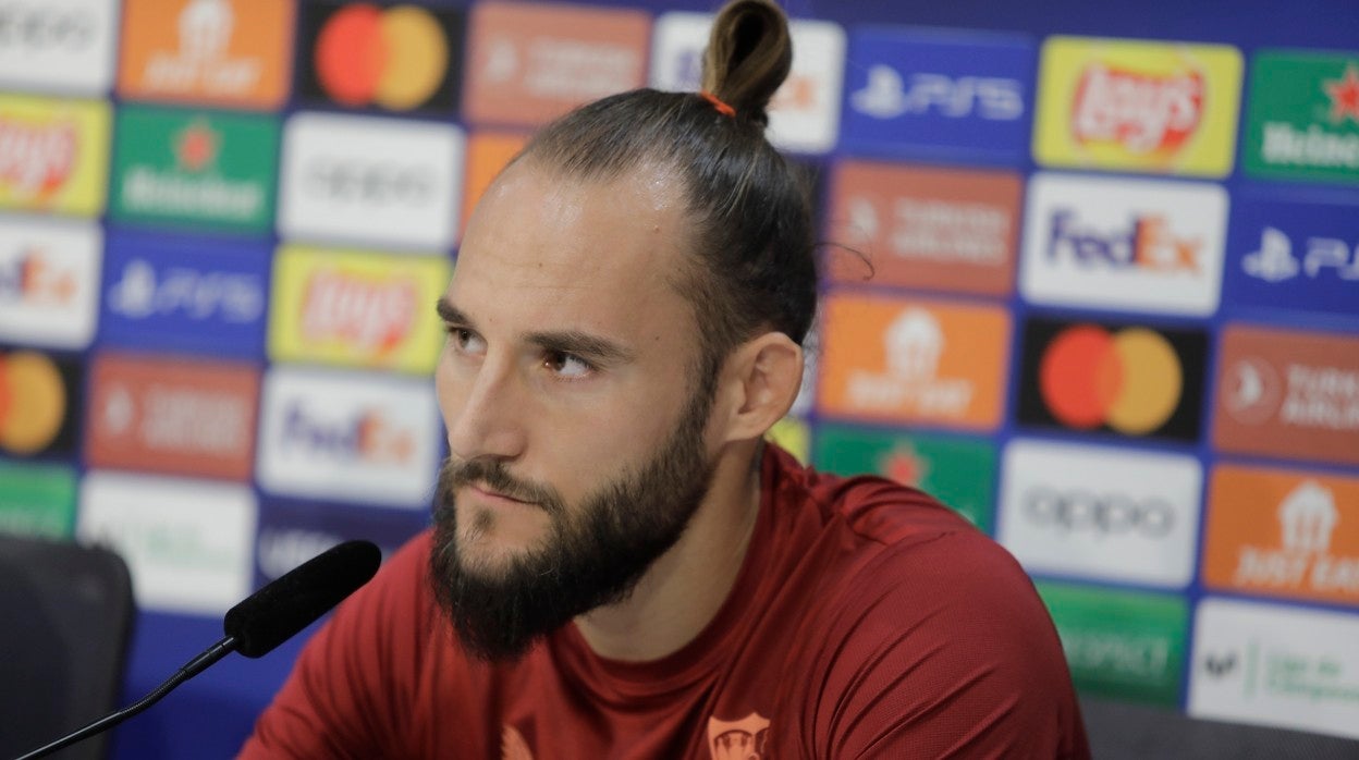 Gudelj, durante la rueda de prensa previa al partido de Champions League contra el Borussia de Dortmund