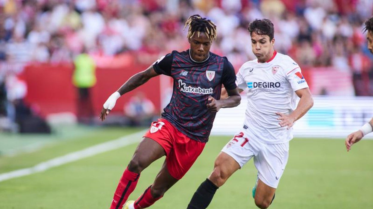Óliver Torres, en una acción durante el Sevilla FC - Athletic junto con Nico Williams