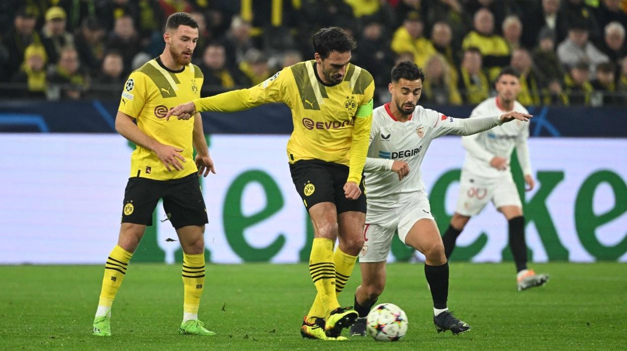 Mats Hummels y Suso pugnan por un balón durante el Borussia Dortmund - Sevilla FC