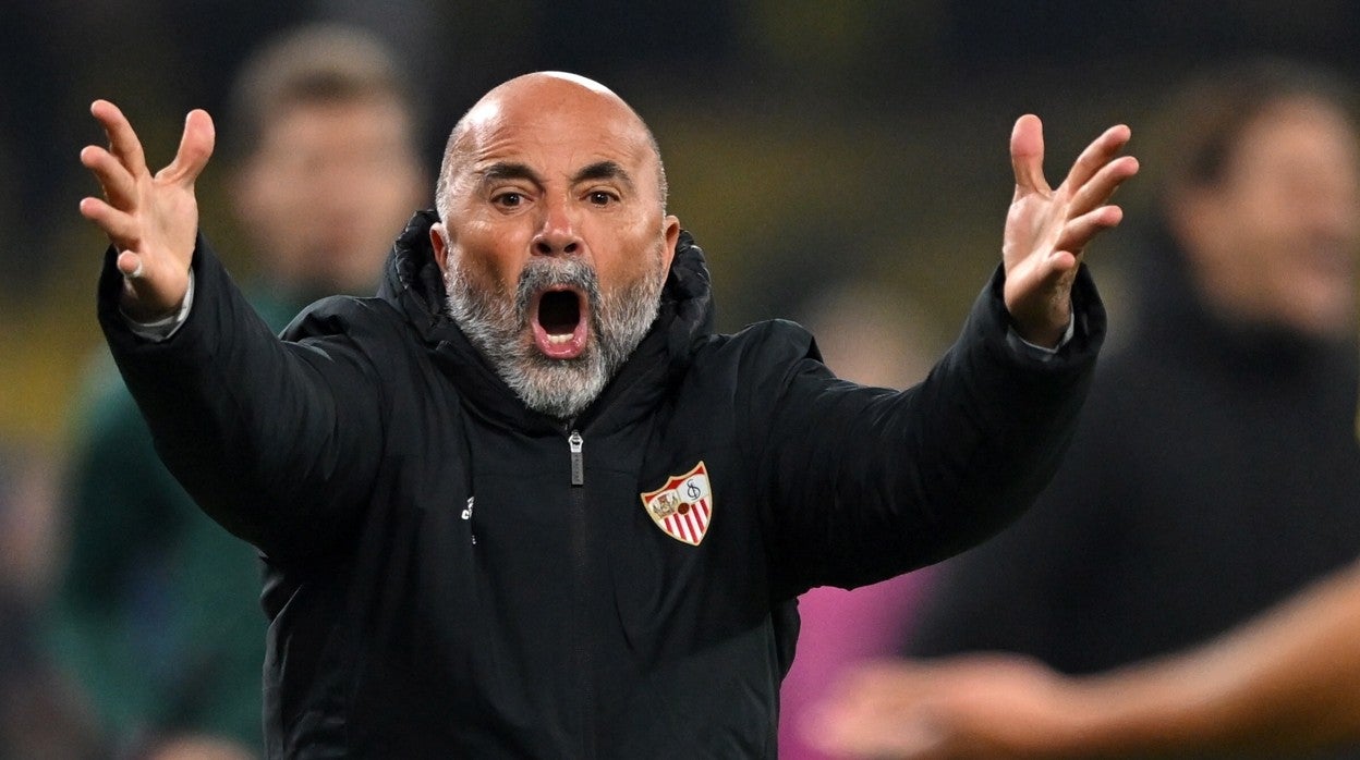 Jorge Sampaoli gesticula durante el choque de Champions del Sevilla FC en Dortmund