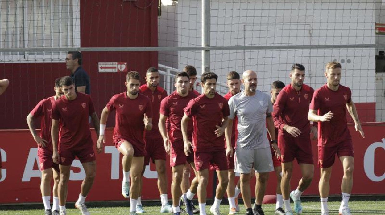 Los jugadores del Sevilla FC durante un entrenamiento de esta semana a las órdenes del cuerpo técnico de Jorge Sampaoli