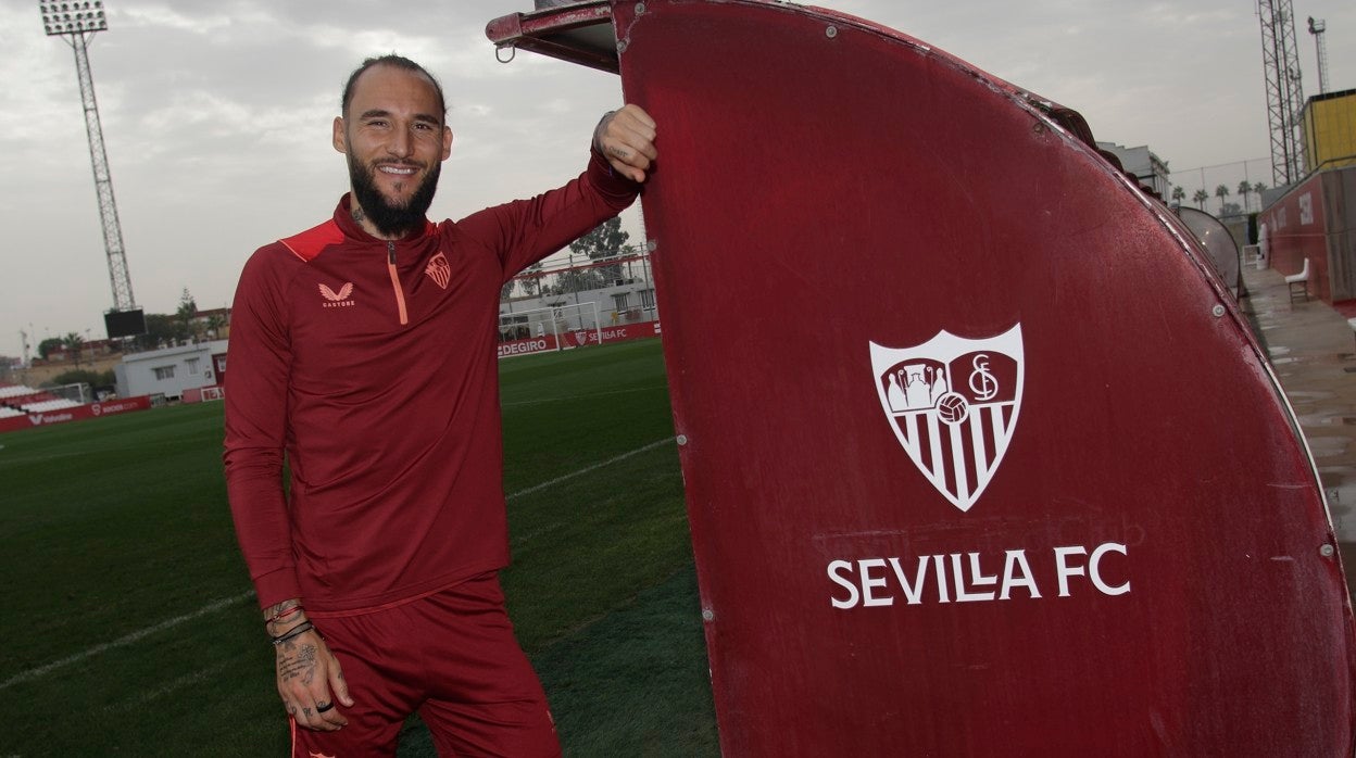 Nemanja Gudelj posa para ABC de Sevilla en el Estadio Jesús Navas