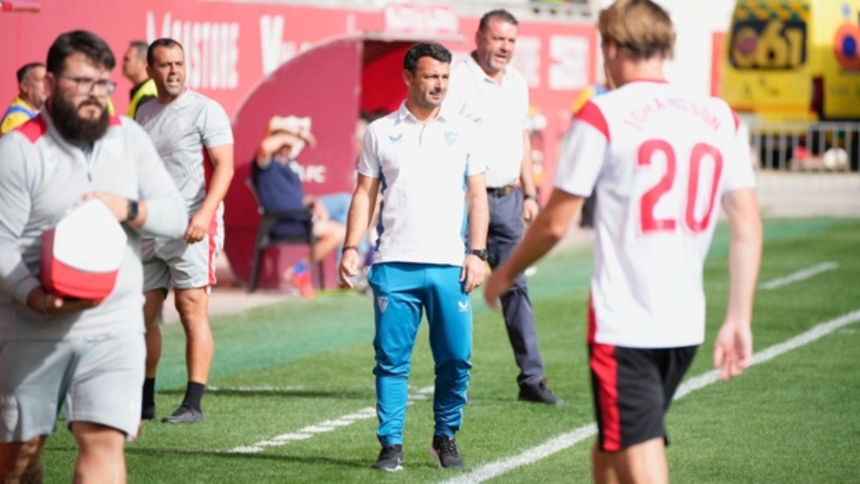 Alejandro Acejo observa un partido del filial en el Jesús Navas