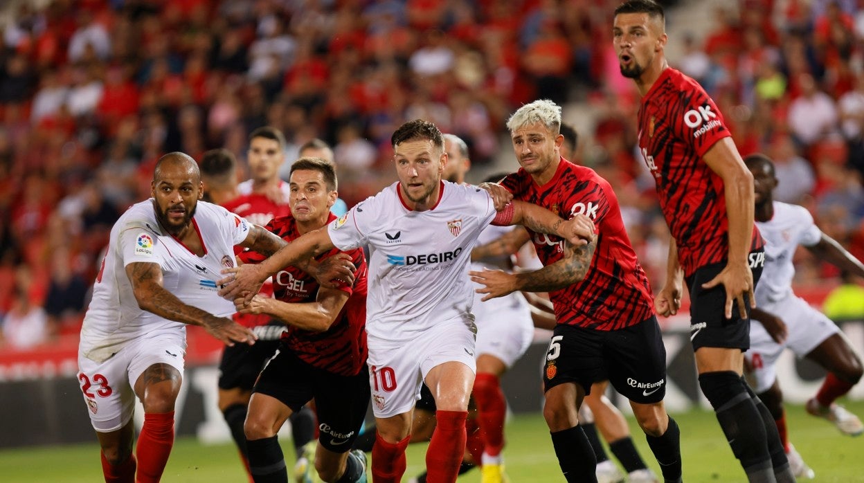 Marcao y Rakitic pelean una posición ante varios jugadores del Mallorca en el encuentro de la novena jornada de LaLiga