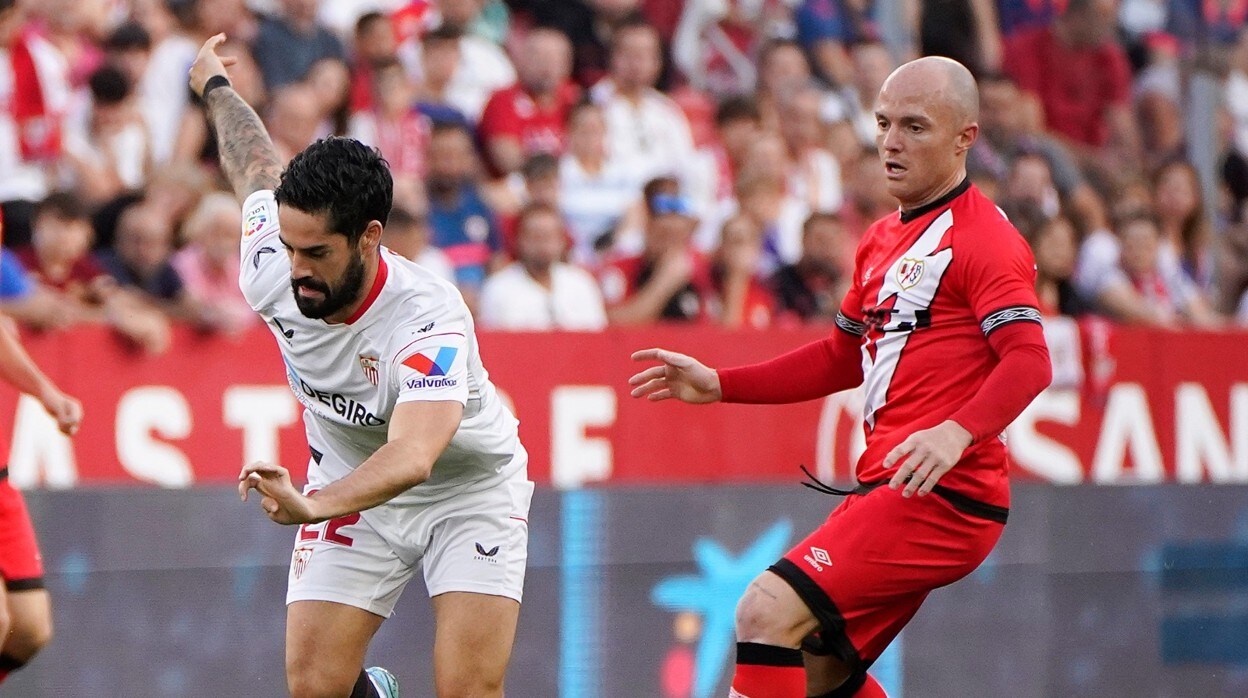 Isco Alarcón trata de zafarse de la presión de Isi durante el Sevilla FC - Rayo Vallecano