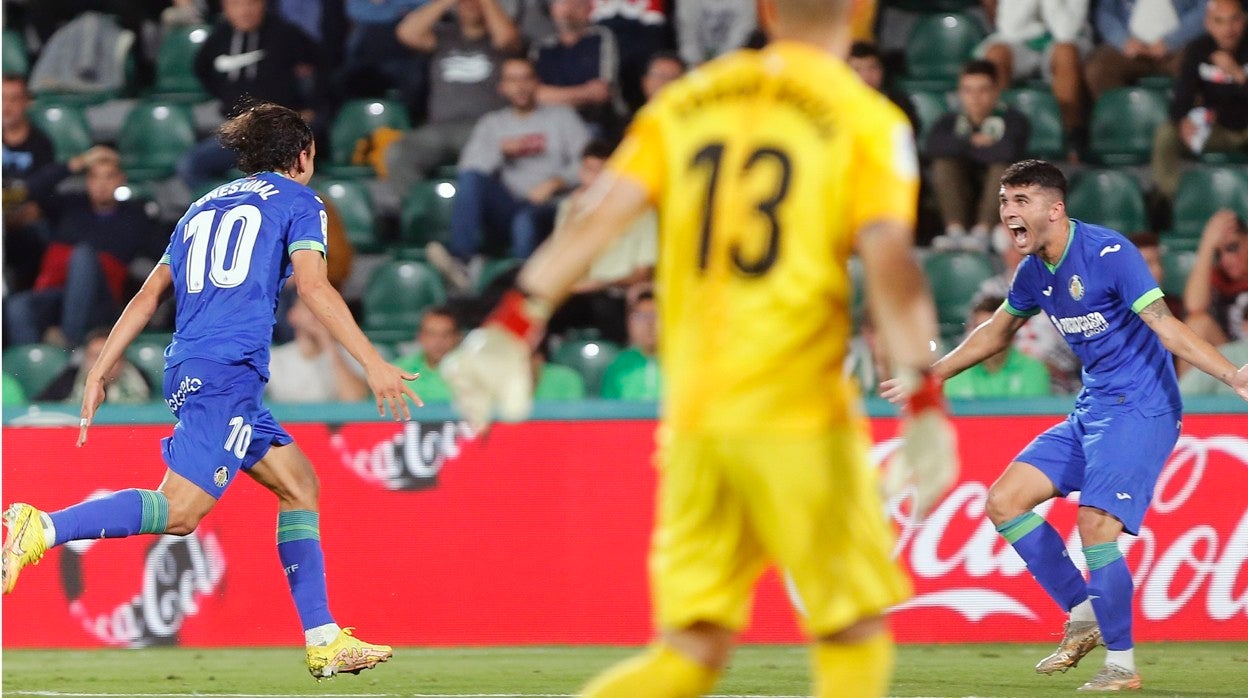 Enes Unal y Aleñá, celebran el gol del Getafe durante el encuentro frente al Elche