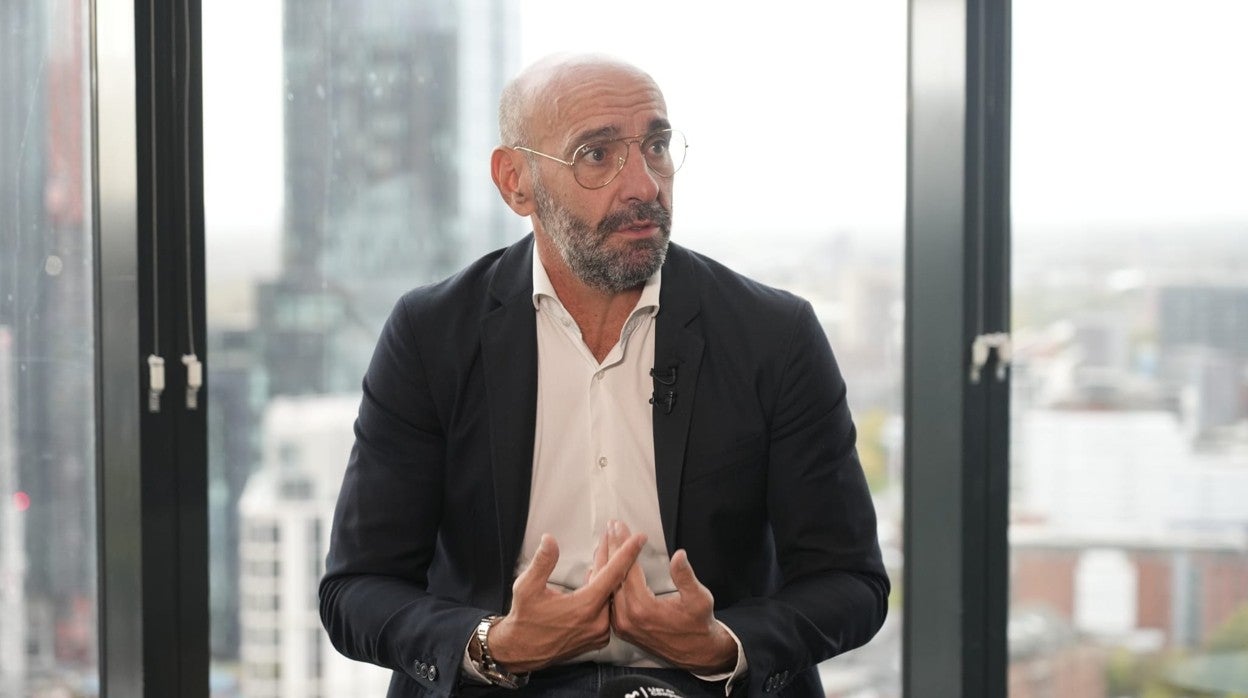Monchi, atendiendo a los informadores en Manchester este miércoles