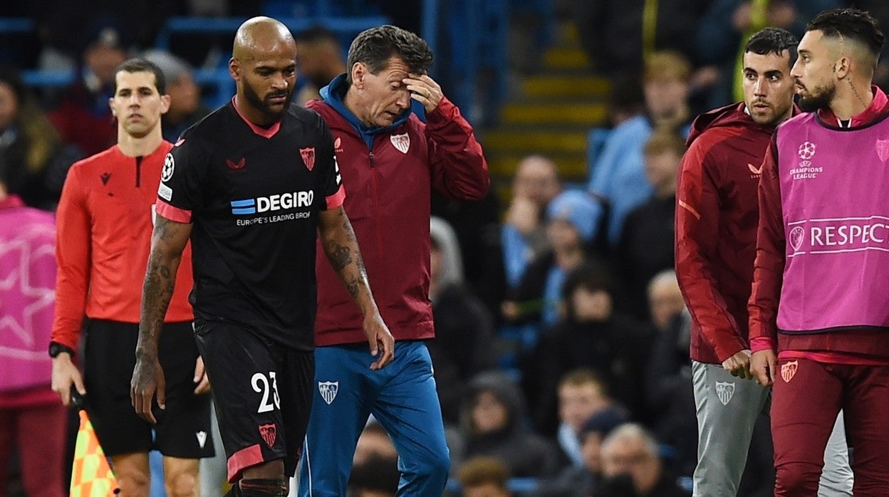 Marcao abandona el terreno de juego tras lesionarse en Manchester