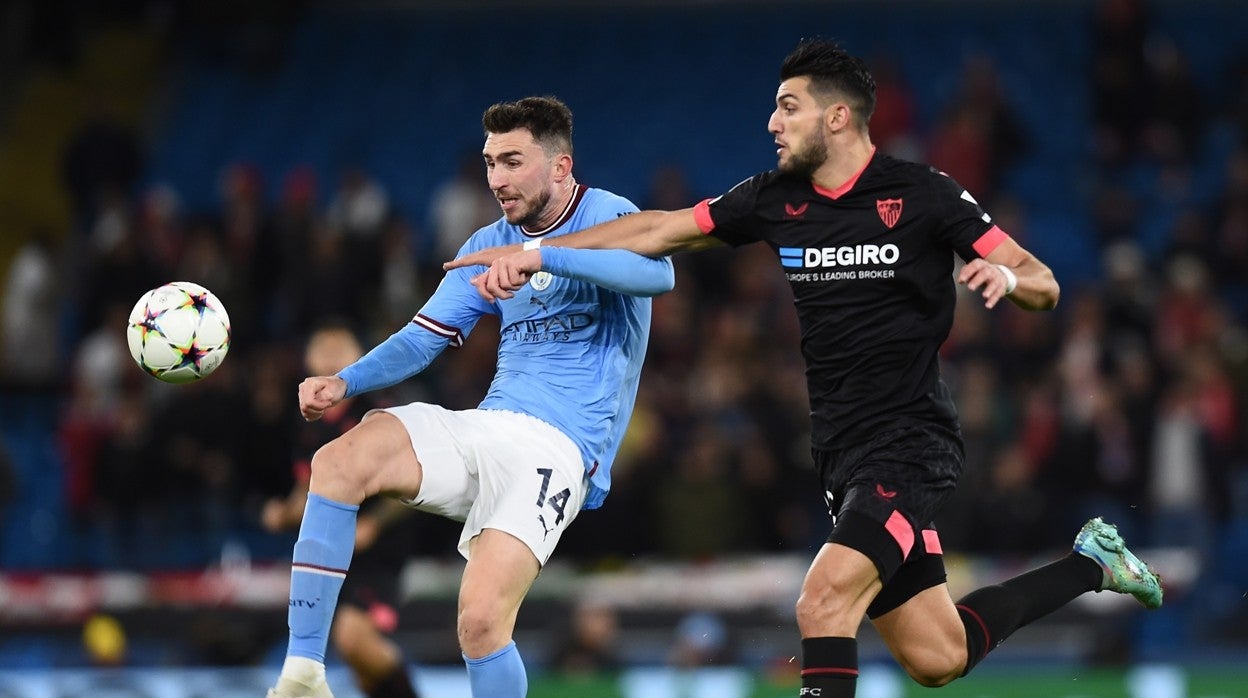 Rafa Mir presiona a Laporte durante una acción del Manchester City - Sevilla