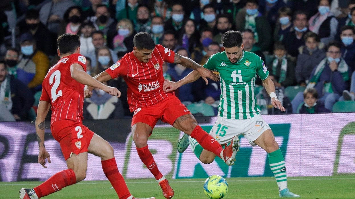 Un lance del último derbi liguero en el Benito Villamarín