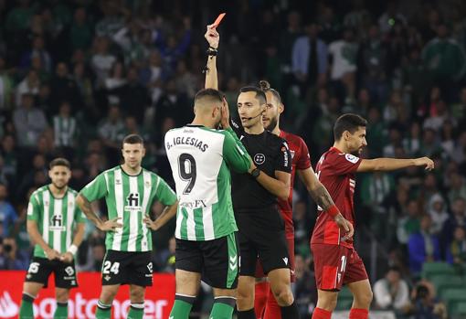 Momento de la expulsión de Borja Iglesias