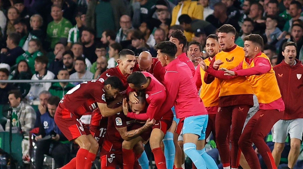 Los sevillistas celebran el golazo de Gudelj en el derbi