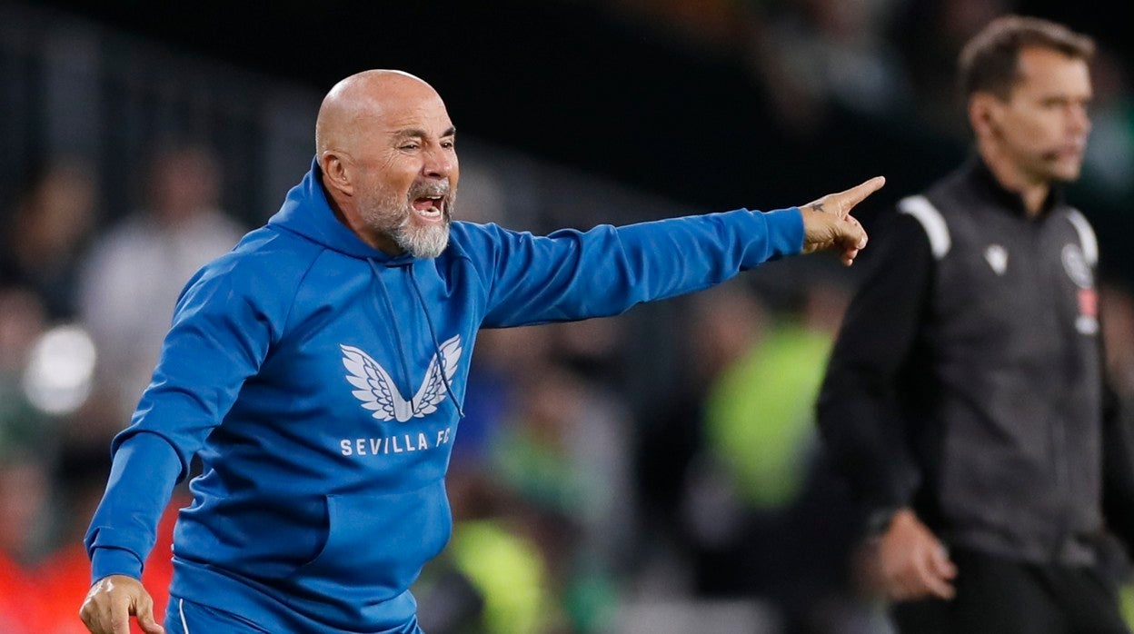 Jorge Sampaoli da instrucciones a sus jugadores durante el derbi Betis - Sevilla