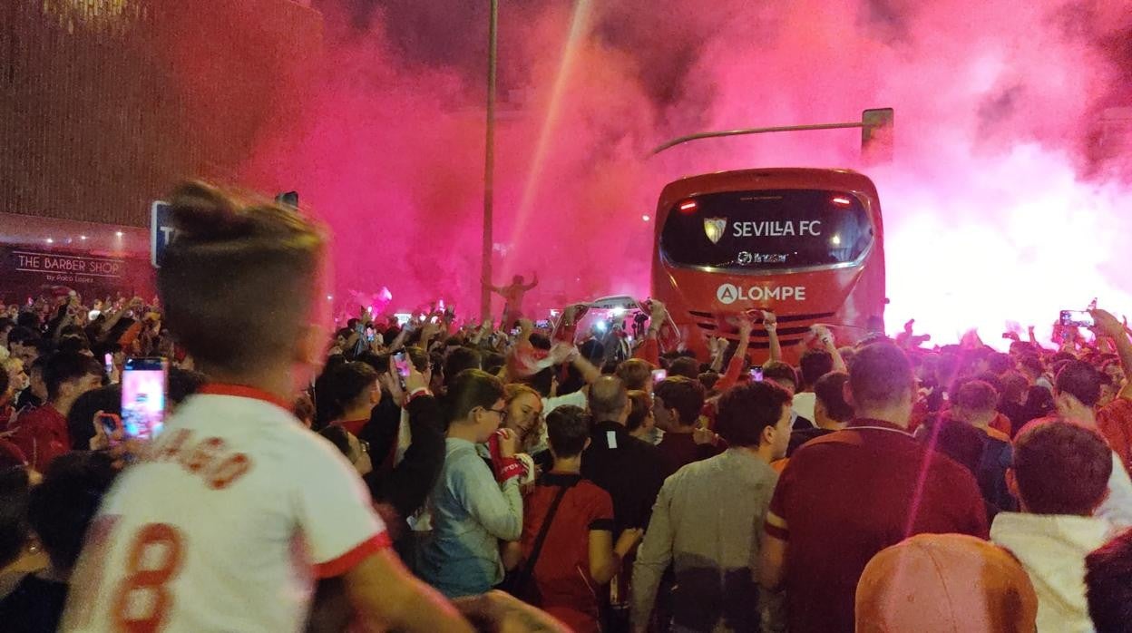 Aficionados sevillistas despidiendo al equipo