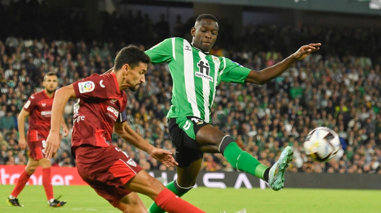 Jesús Navas centra desde la derecha ante Luiz Henrique en un lance del derbi Betis - Sevilla