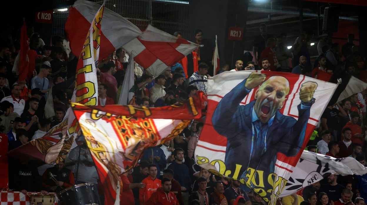 Banderas del Sevilla FC, una de ellas con la imagen de Monchi, ondeando en el Gol Norte del Ramón Sánchez-Pizjuán durante el Sevilla FC - Real Sociedad