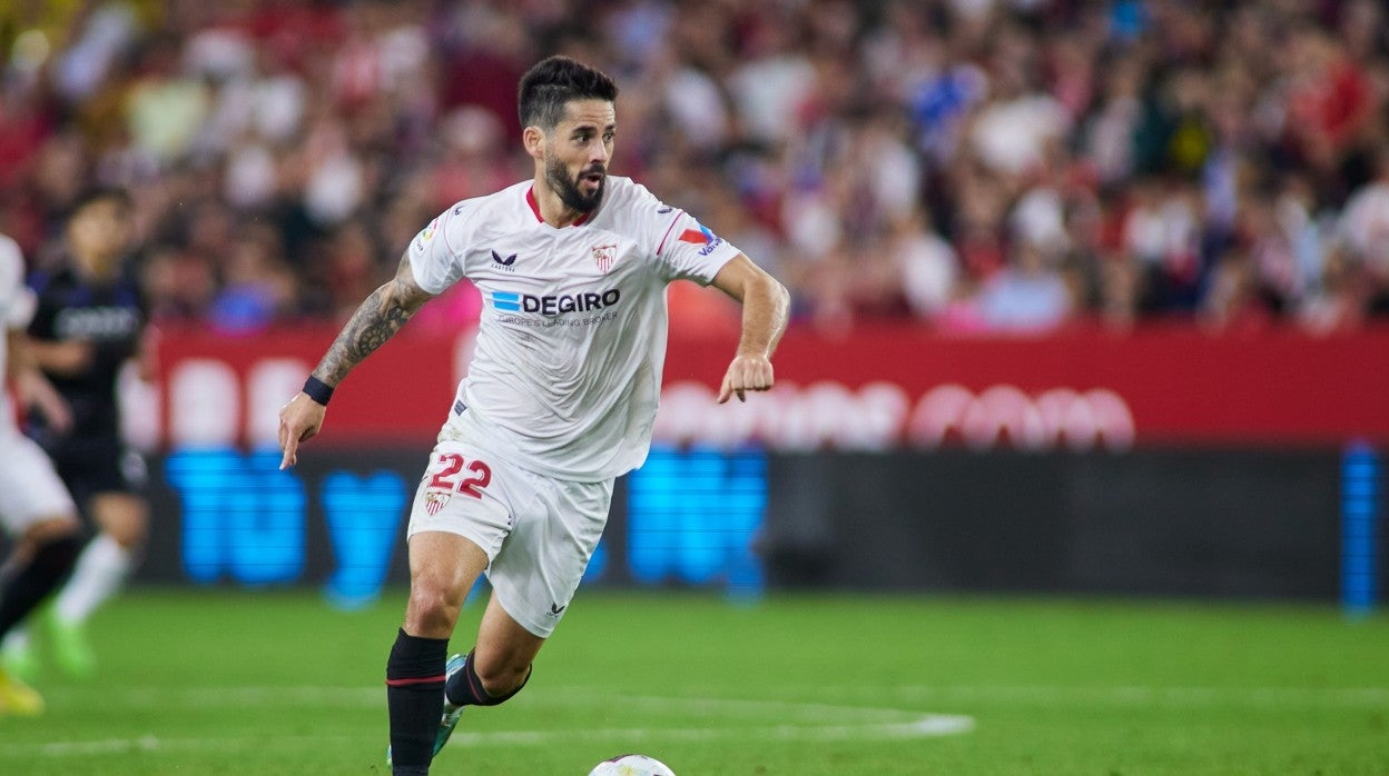 Isco Alarcón conduce el balón durante el Sevilla FC - Real Sociedad