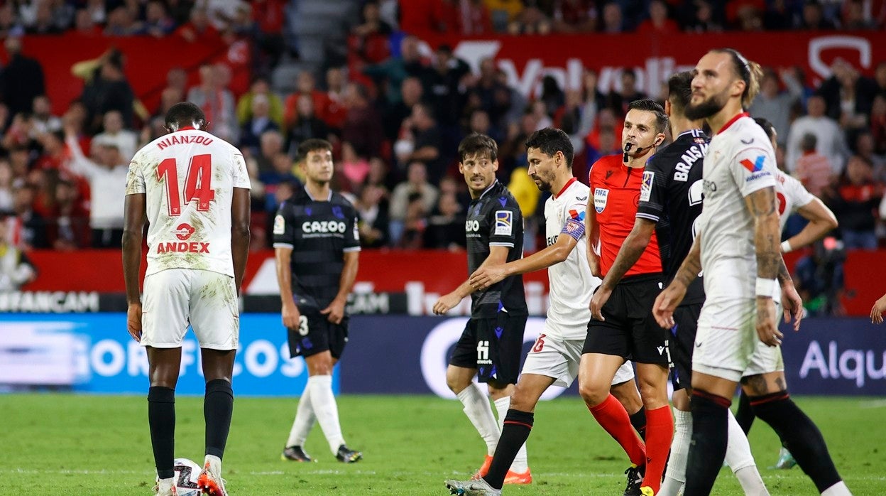 Nianzou se marcha expulsado en el Sevilla - Real Sociedad