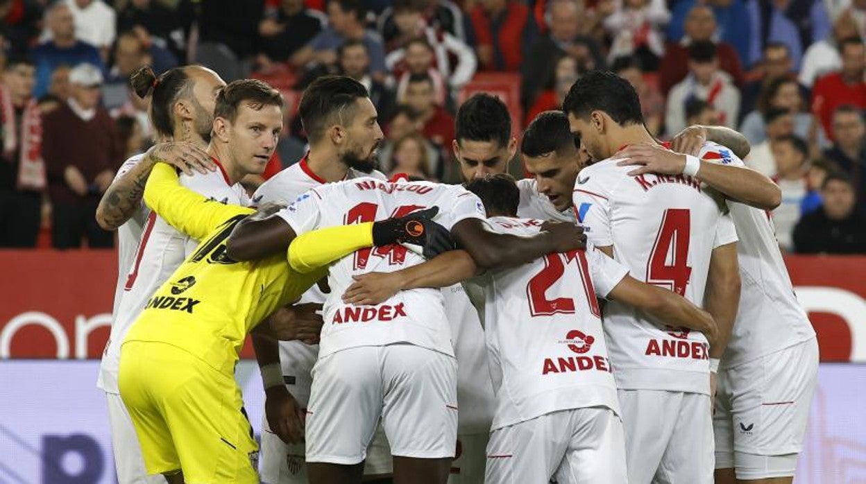 Los jugadores del Sevilla FC hacen piña justo antes del encuentro ante la Real Sociedad