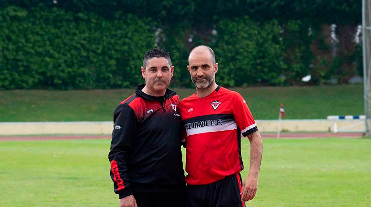 Carlos Cruz, entrenador del Velarde, con José Pedrosa, secretario técnico