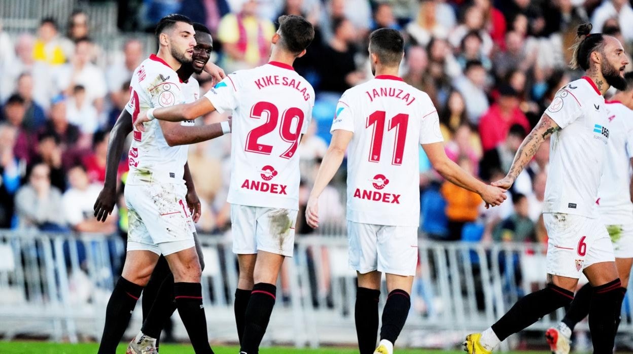 Los jugadores del Sevilla celebran el gol de Rafa Mir