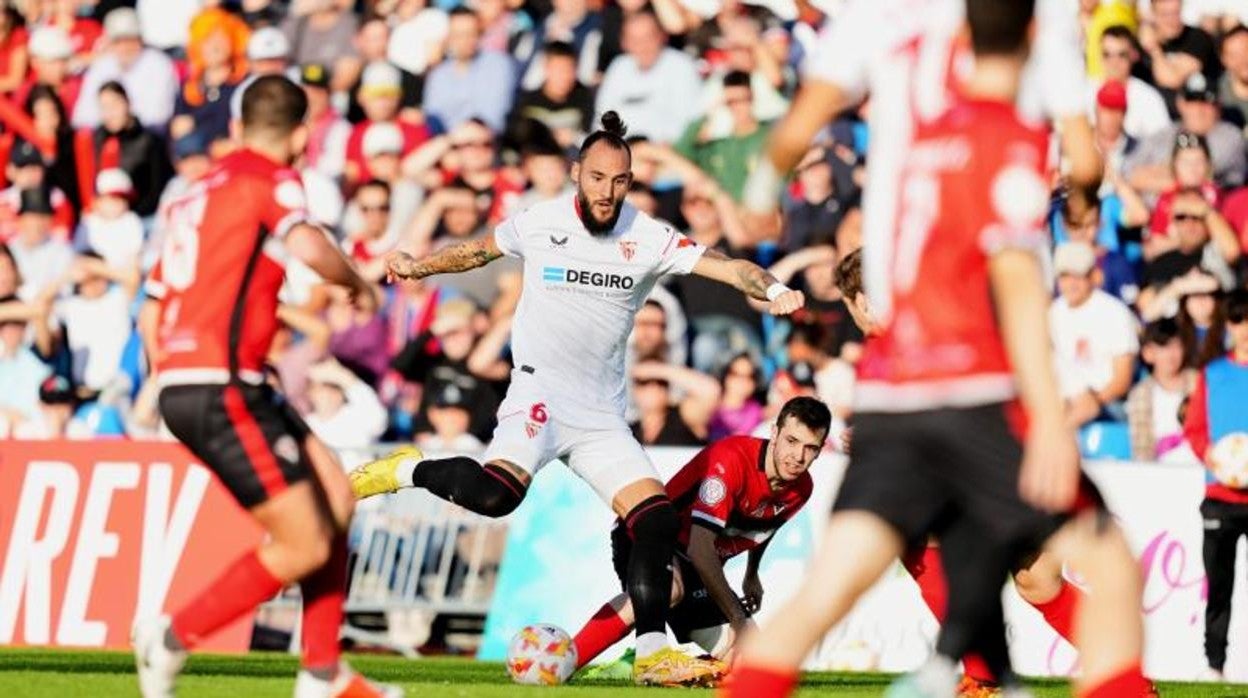 Gudelj durante el encuentro ante el Velarde