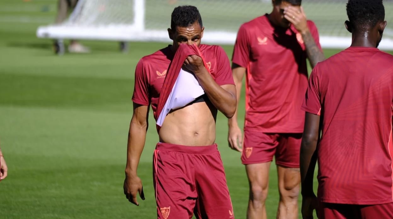 Fernando Reges durante un entrenamiento del Sevilla FC esta temporada