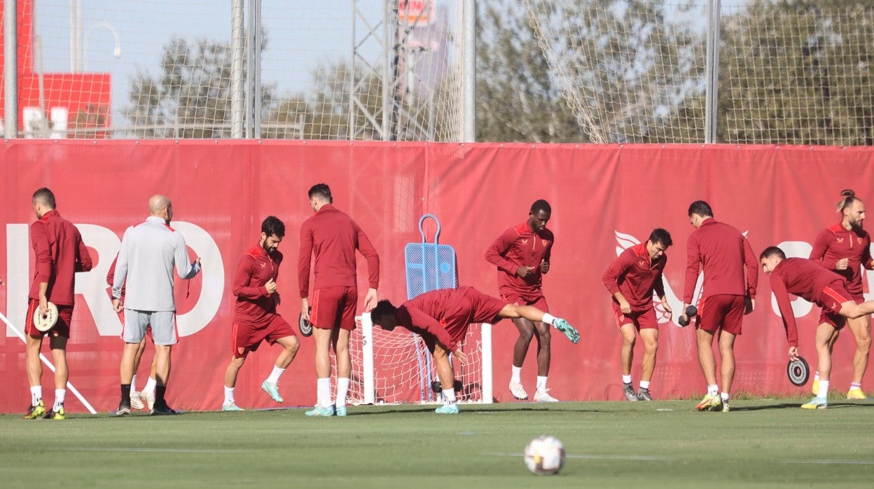 Los jugadores del Sevilla durante un entrenamiento