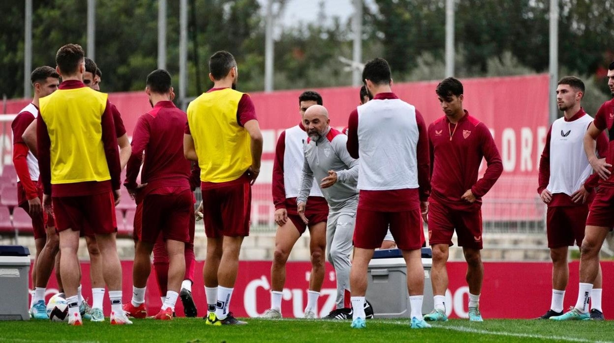 Los jugadores del Sevilla atienden a la charla de Jorge Sampaoli