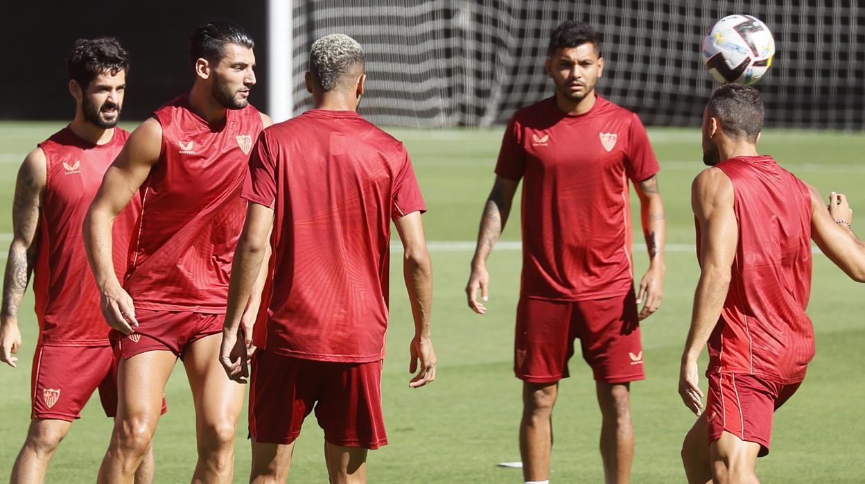Tecatito Corona y Marcao, los primeros fichajes de invierno del Sevilla FC