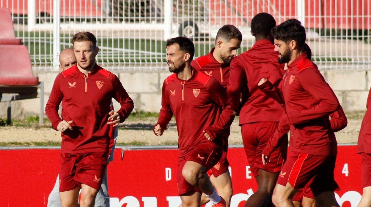 Los jugadores del Sevilla FC se han ejercitado en la ciudad deportiva sevillista