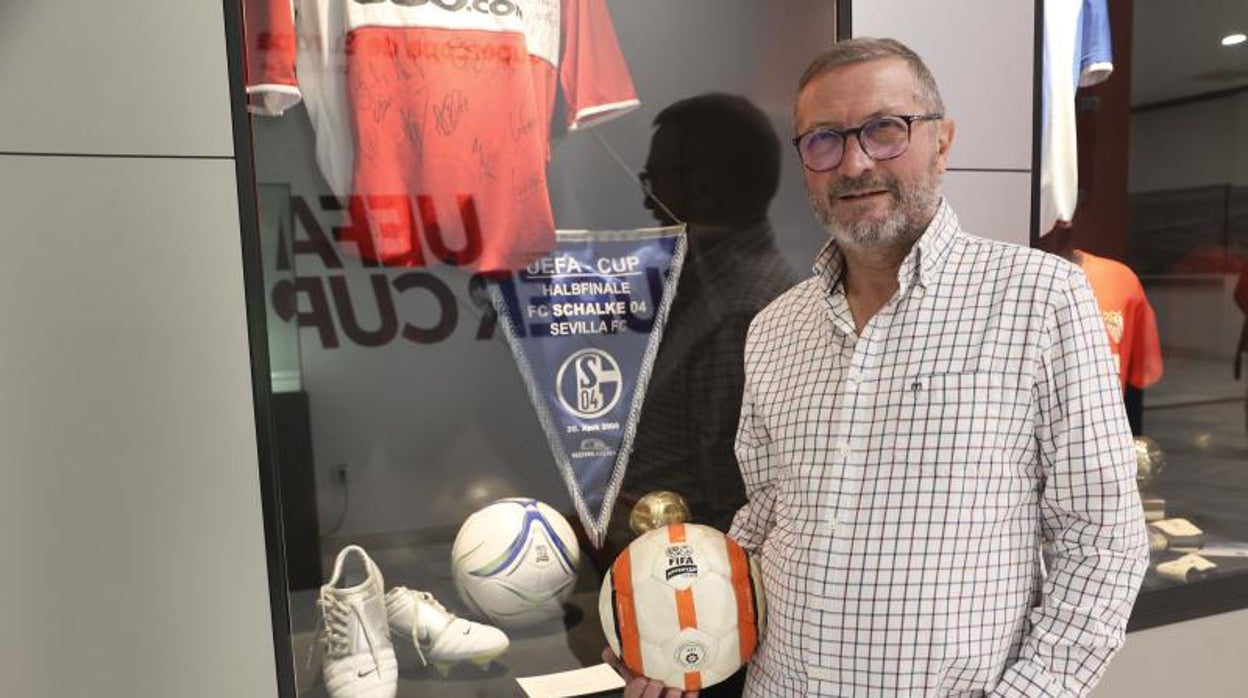 Ramón Díaz sujeta el balón en la sala de trofeos sevillista que anida en el Ramón Sánchez-Pizjuán, muy cerca de las botas que Puerta usó para marcar