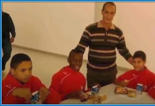 Abajo a la izquierda, un joven En-Nesyri toma un tentempié en su primera academia