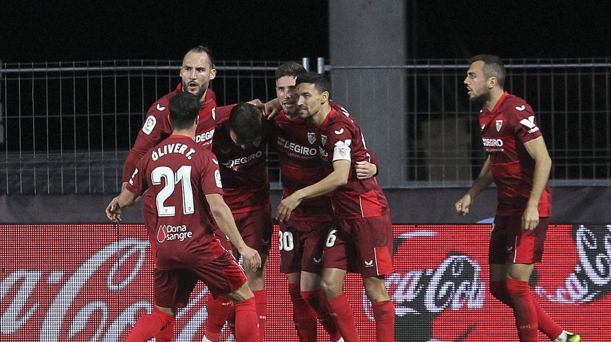 Los compañeros abrazan a Kike Salas en el gol del de Morón de la Frontera en Balaídos