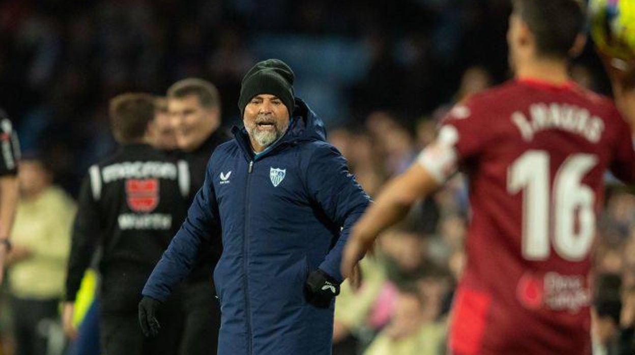 Sampaoli da instrucciones desde la banda