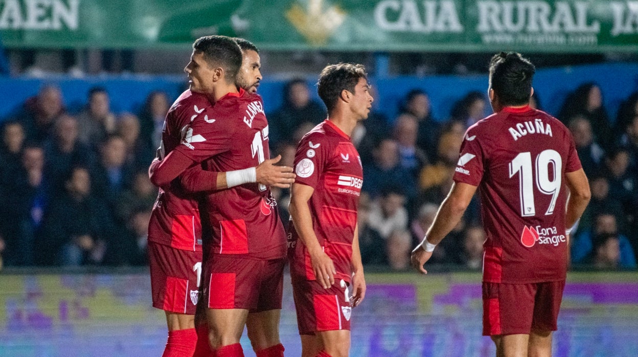 En-Nesyri recibe el abrazo de Lamela tras anotar uno de los tres goles al Linares en la Copa del Rey